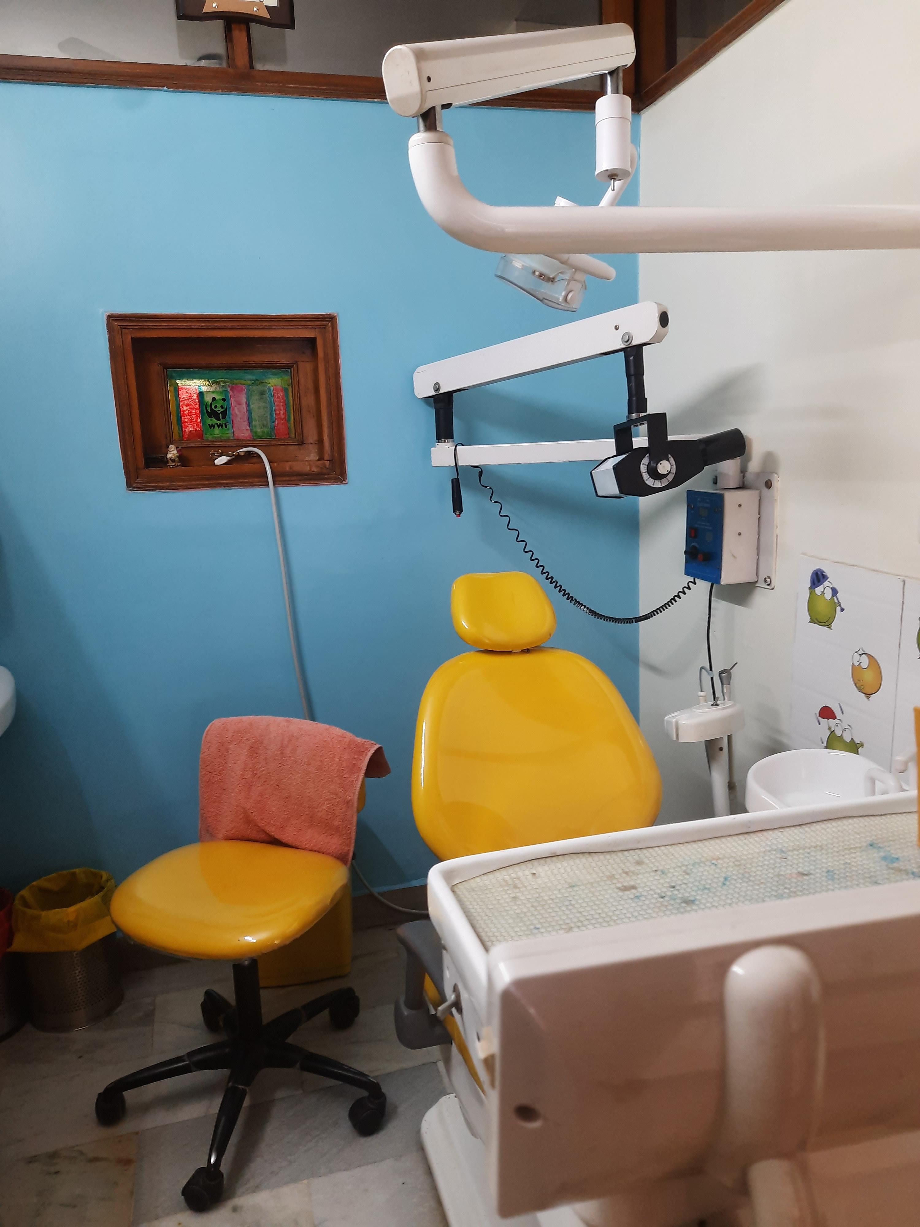 Clinic signage photo of Dr kapur's dental clinic - Photo 1 at delhi 110024