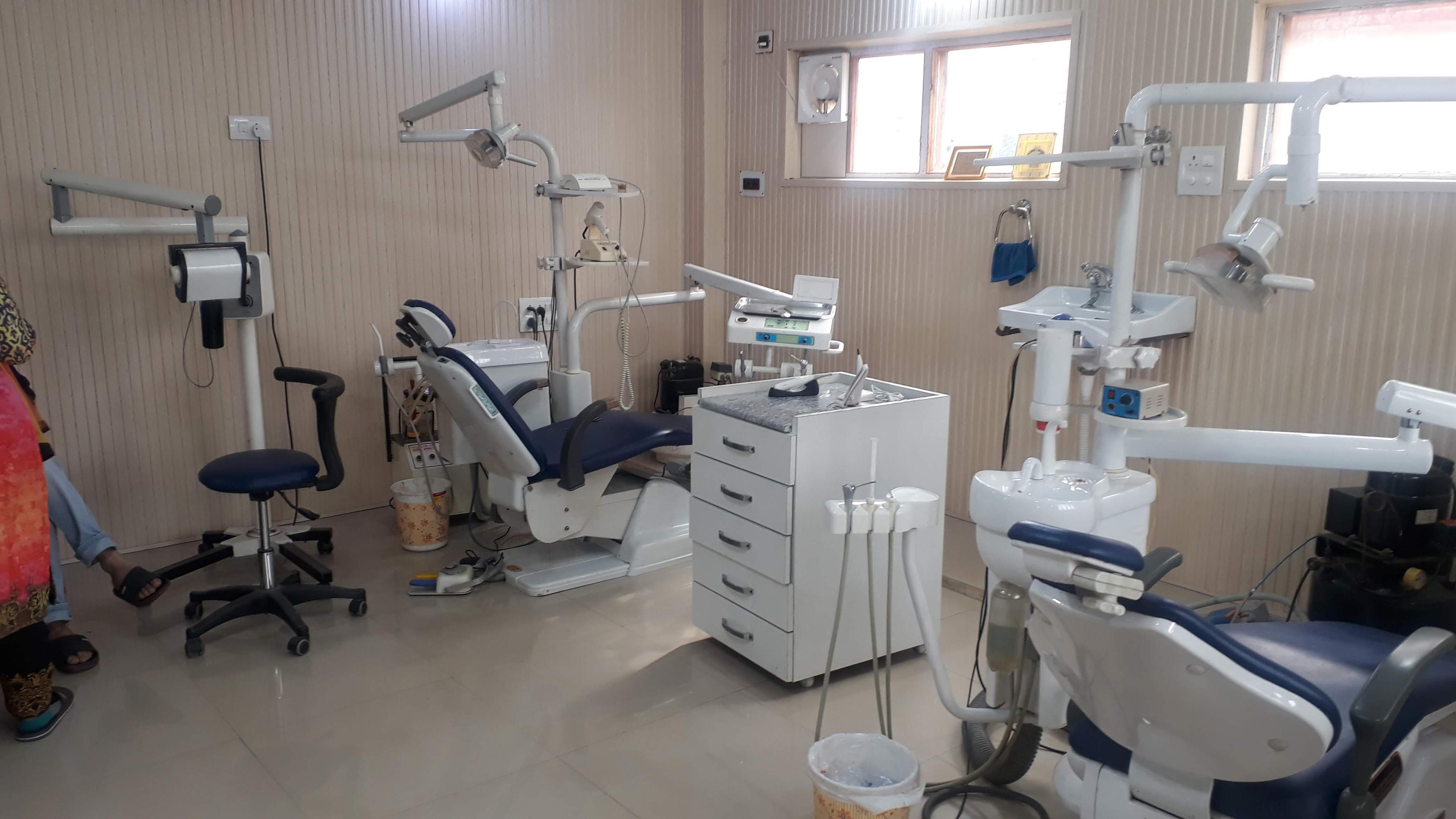 Interior view photo of ELITE SMILE DENTAL CARE GOUSIA COLONY BEMINA - Photo 2 at srinagar 190011