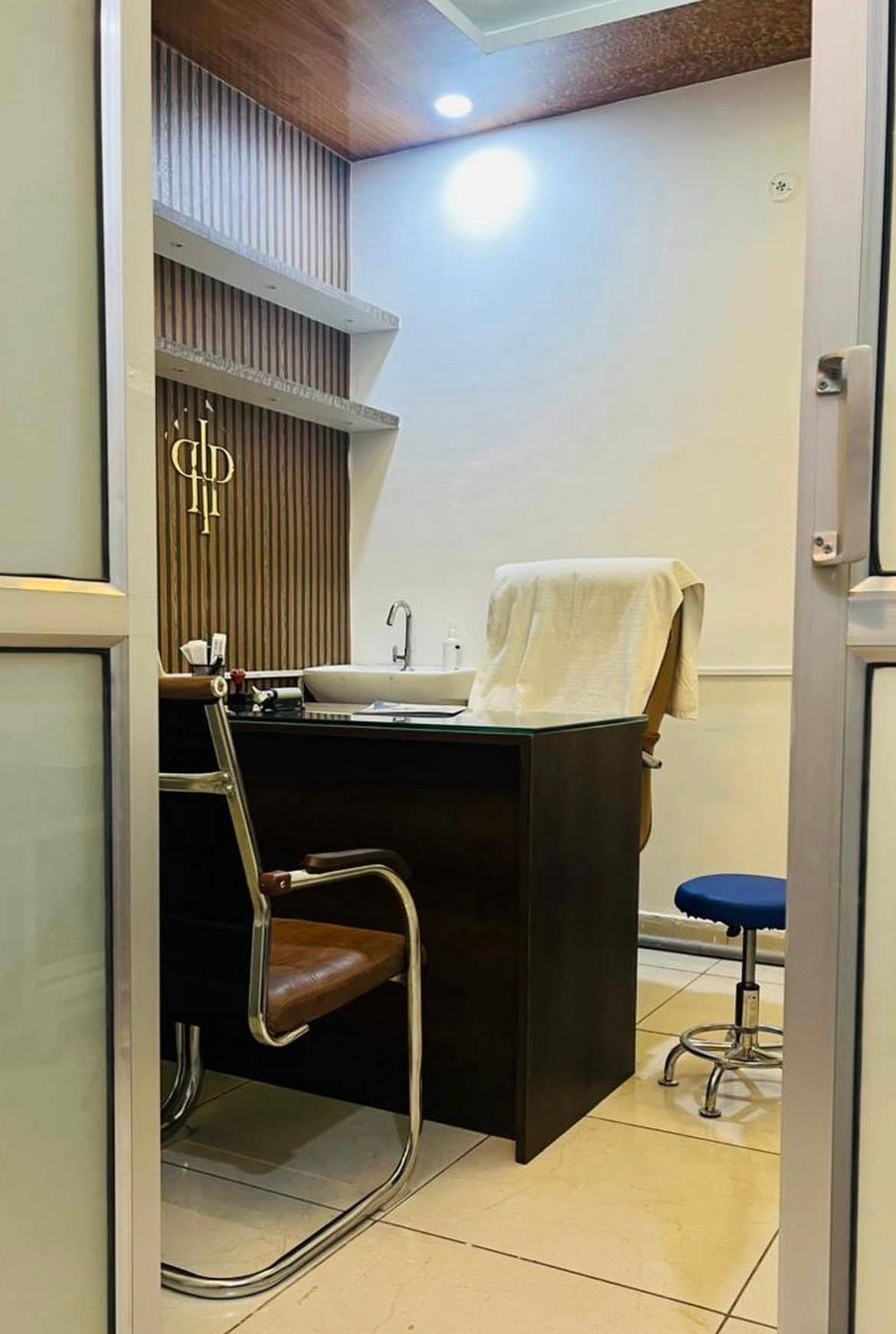 Interior view photo of Dr Tewari's - HEALTHNEST CLINIC - Advanced ENT, Vertigo and Allergy Centre - Photo 1 at lucknow 226030